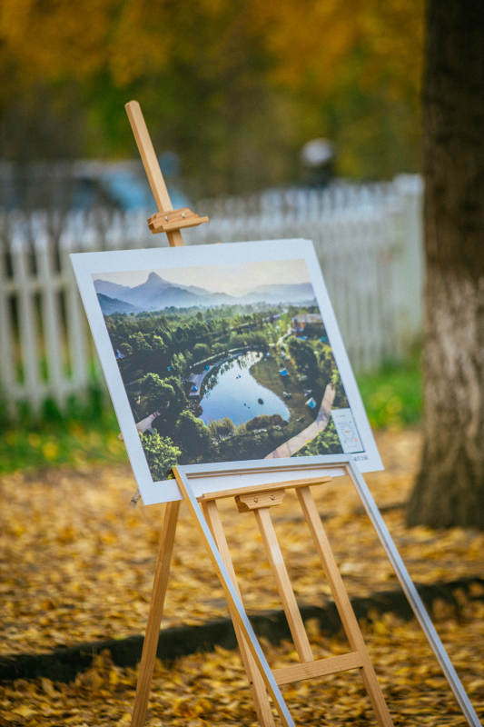 秋日画架风景图