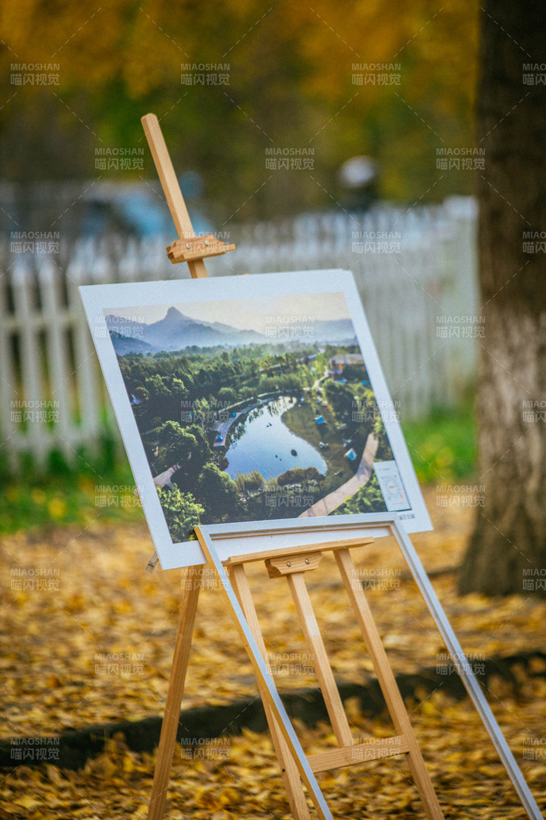 秋日画架风景图