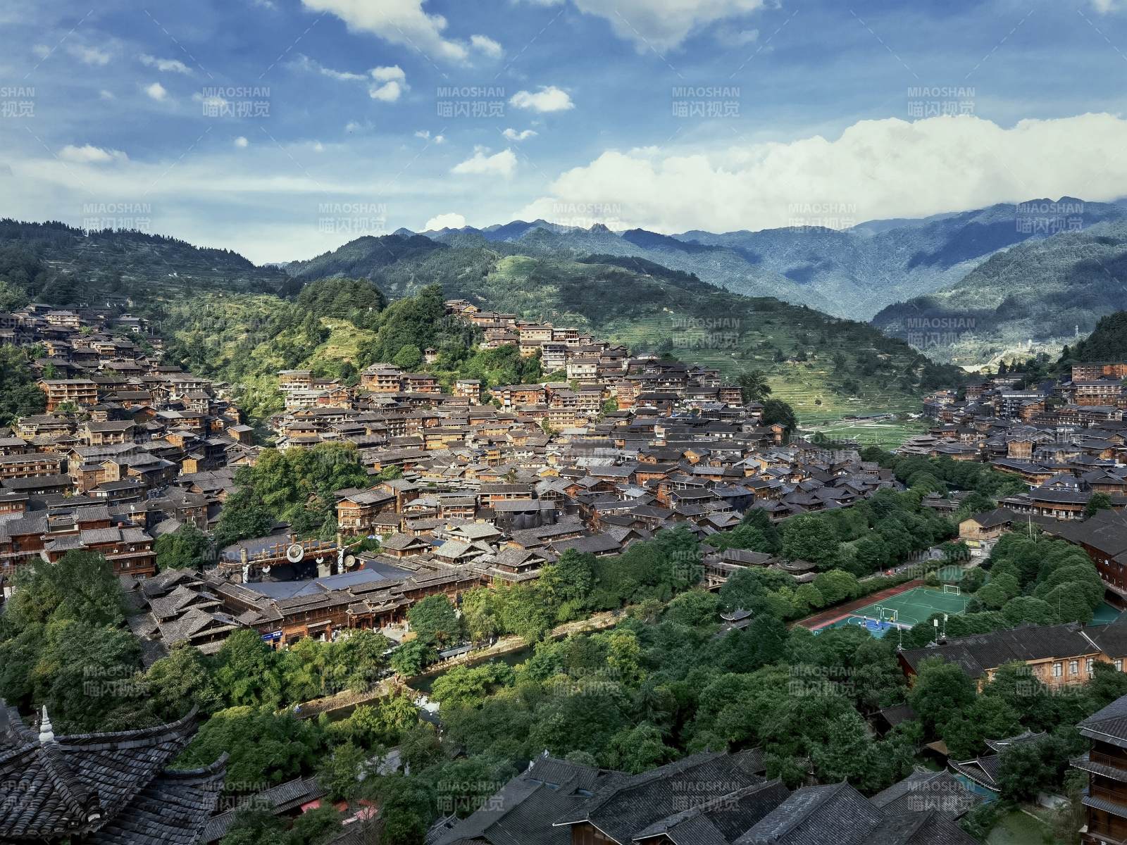 貴州千戶苗寨山間古寨風(fēng)光