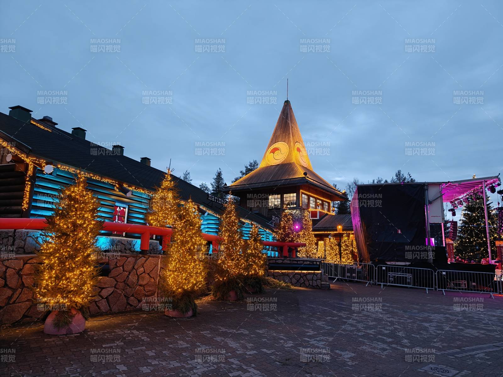 北极圈圣诞夜景灯光璀璨