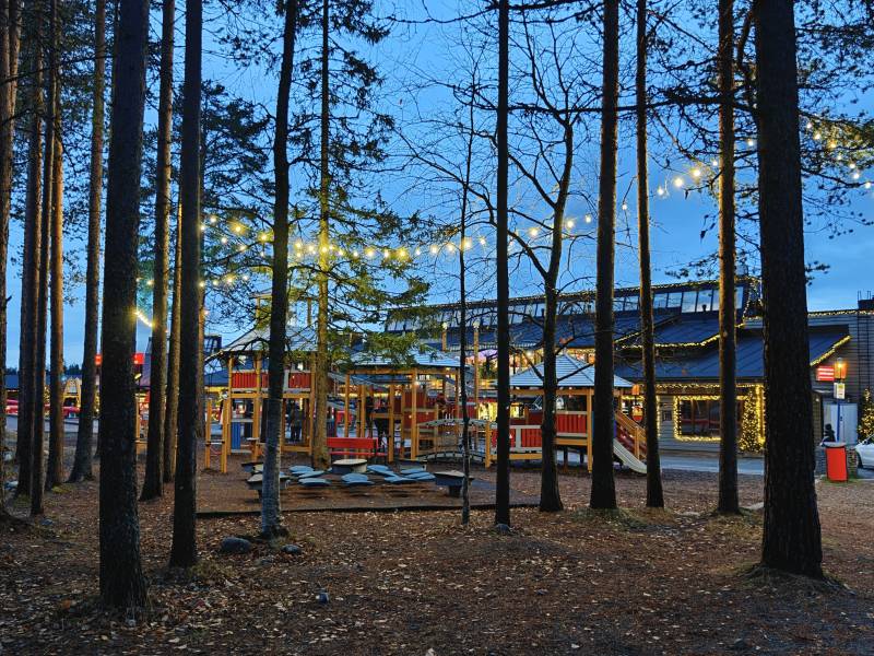 林间夜市灯火璀璨