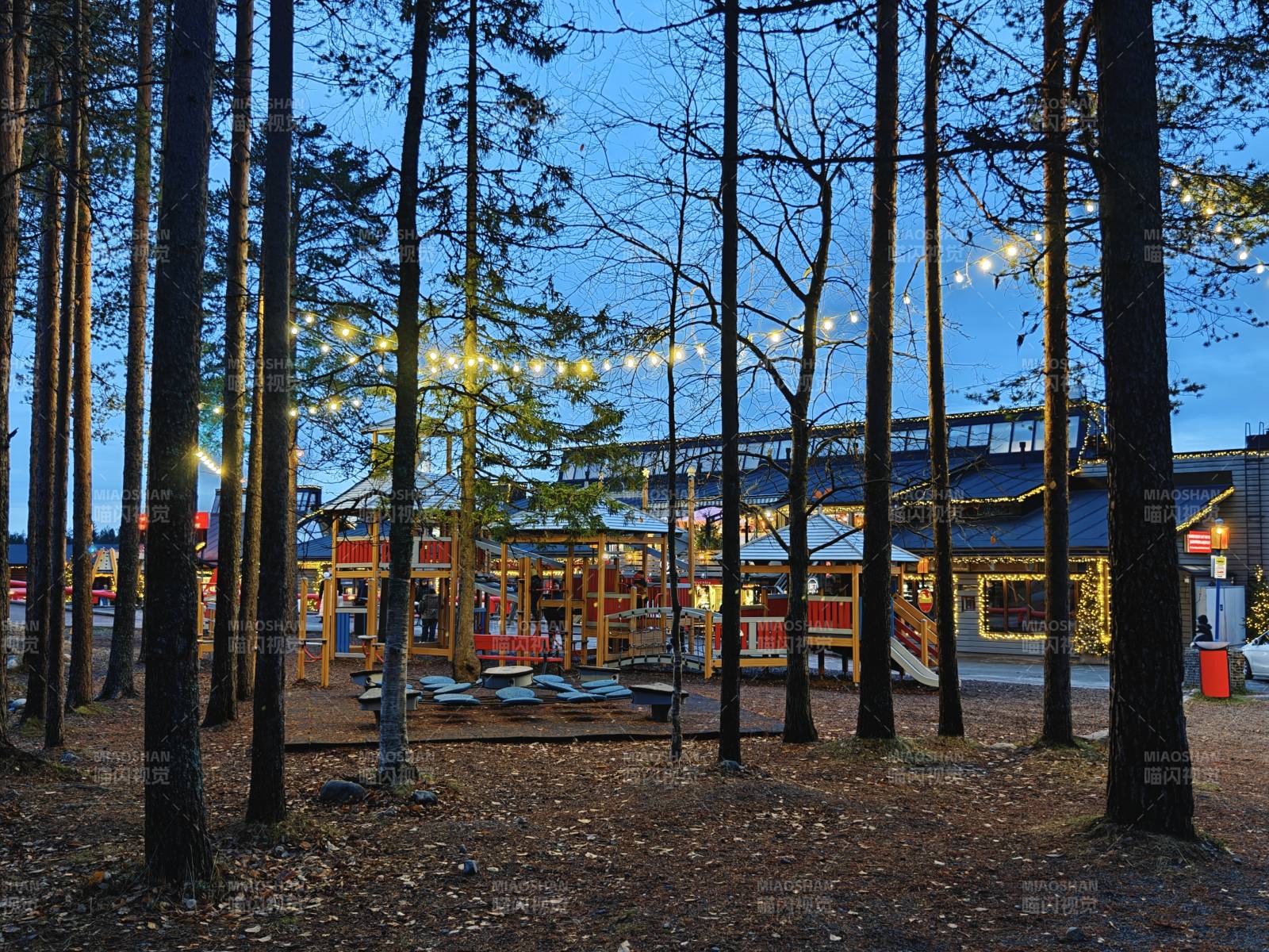 林间夜市灯火璀璨