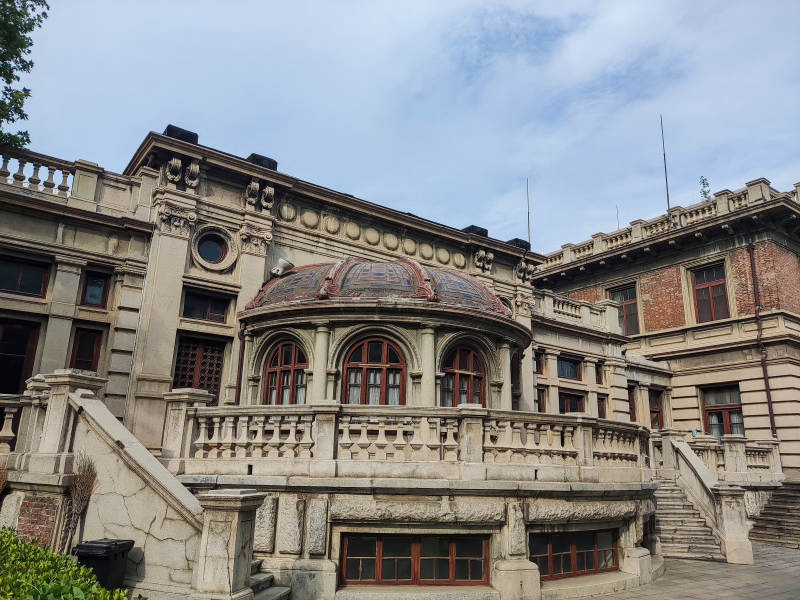 意式风情区古建筑庭院风光