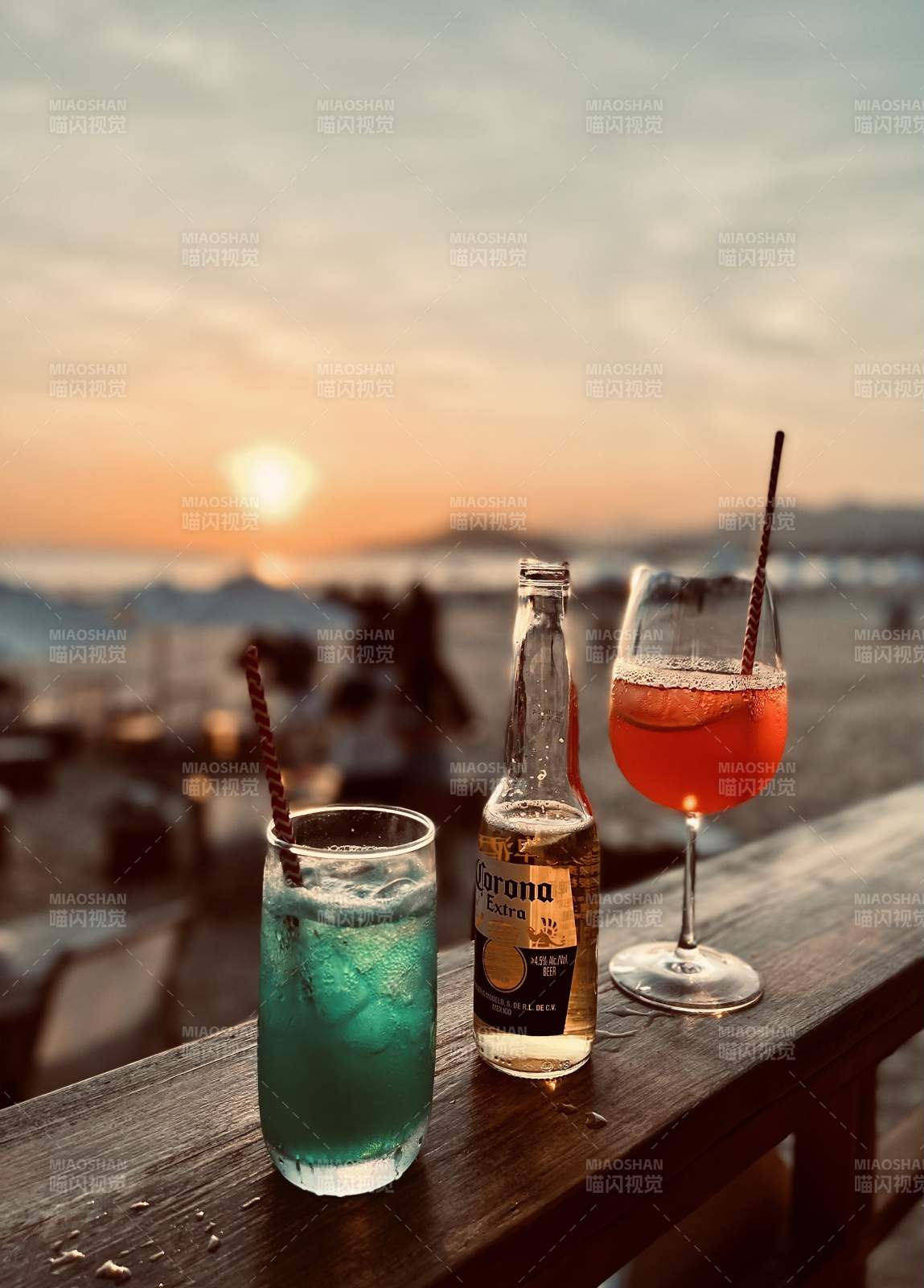 夕陽下的海灘飲品