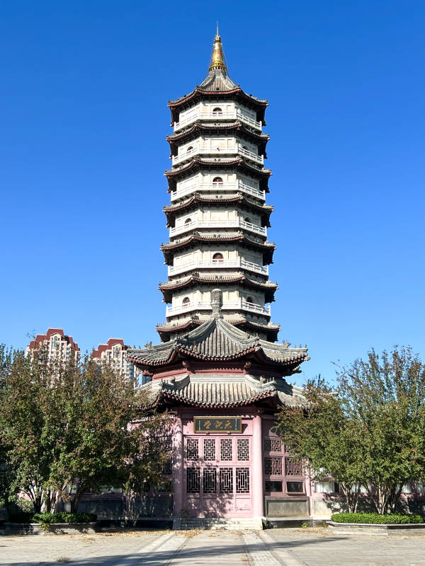天津北宁公园古塔巍然耸立
