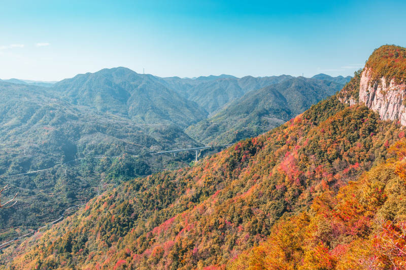 秋山层林尽染  十里飞瀑