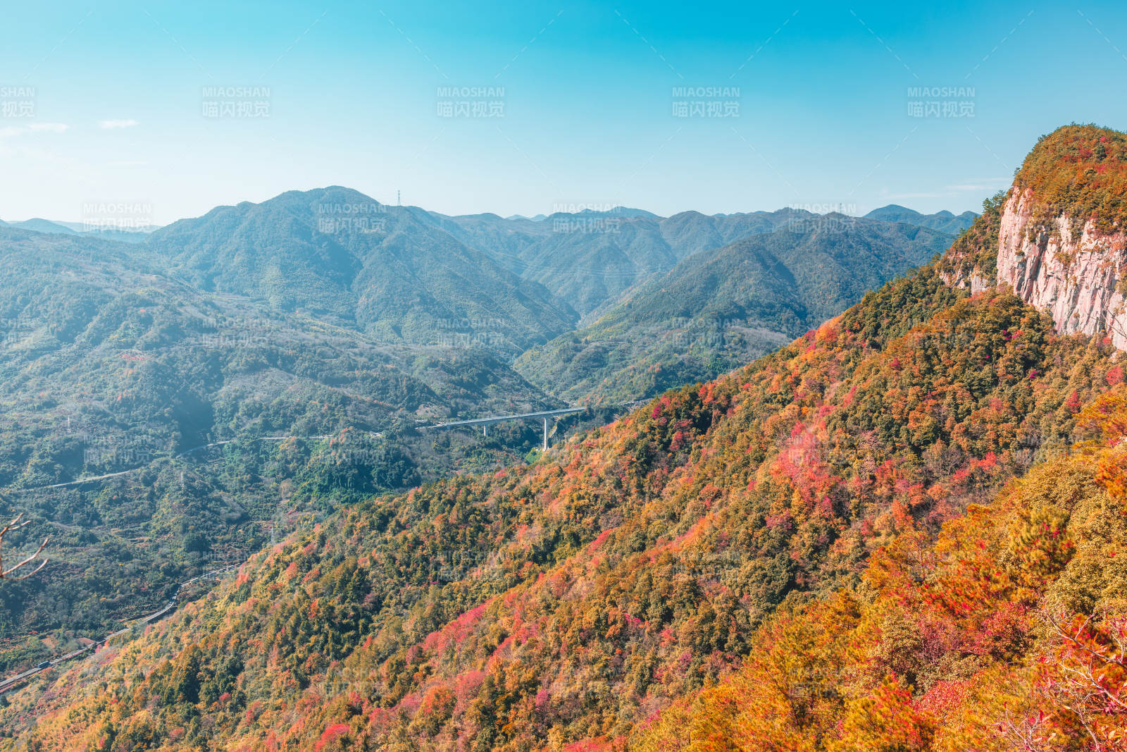 秋山層林盡染  十里飛瀑