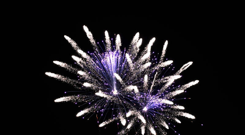 璀璨烟花绽放夜空