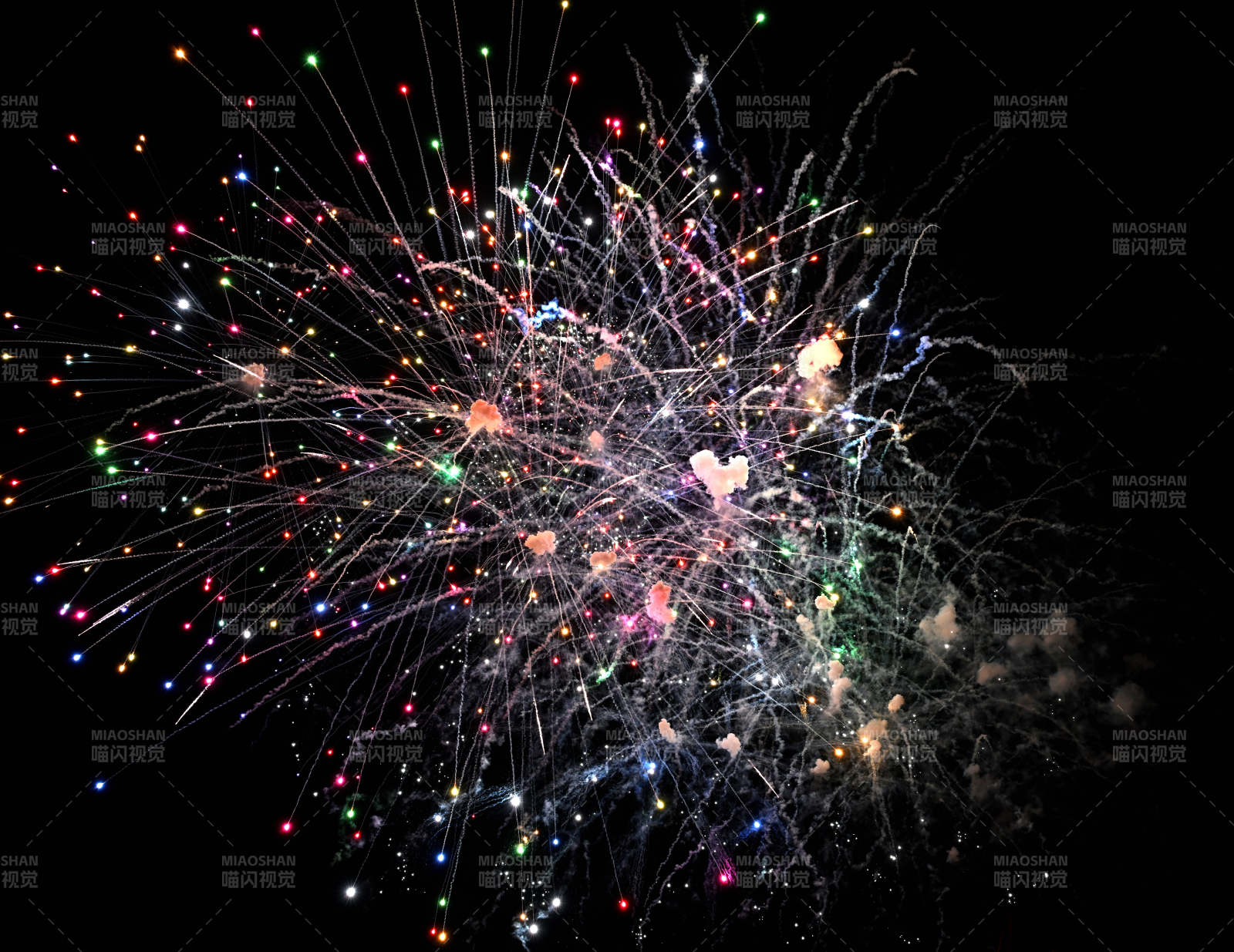 璀璨煙花綻放夜空