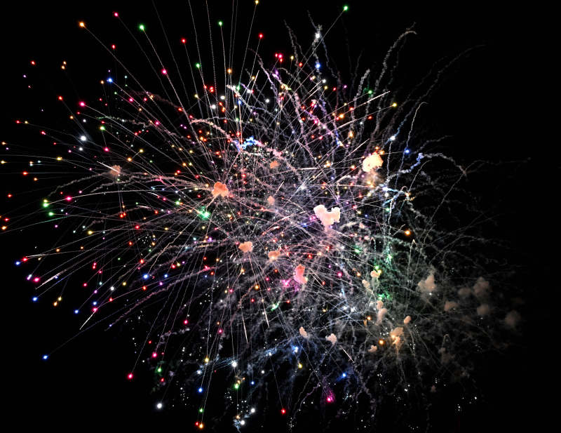 璀璨烟花绽放夜空