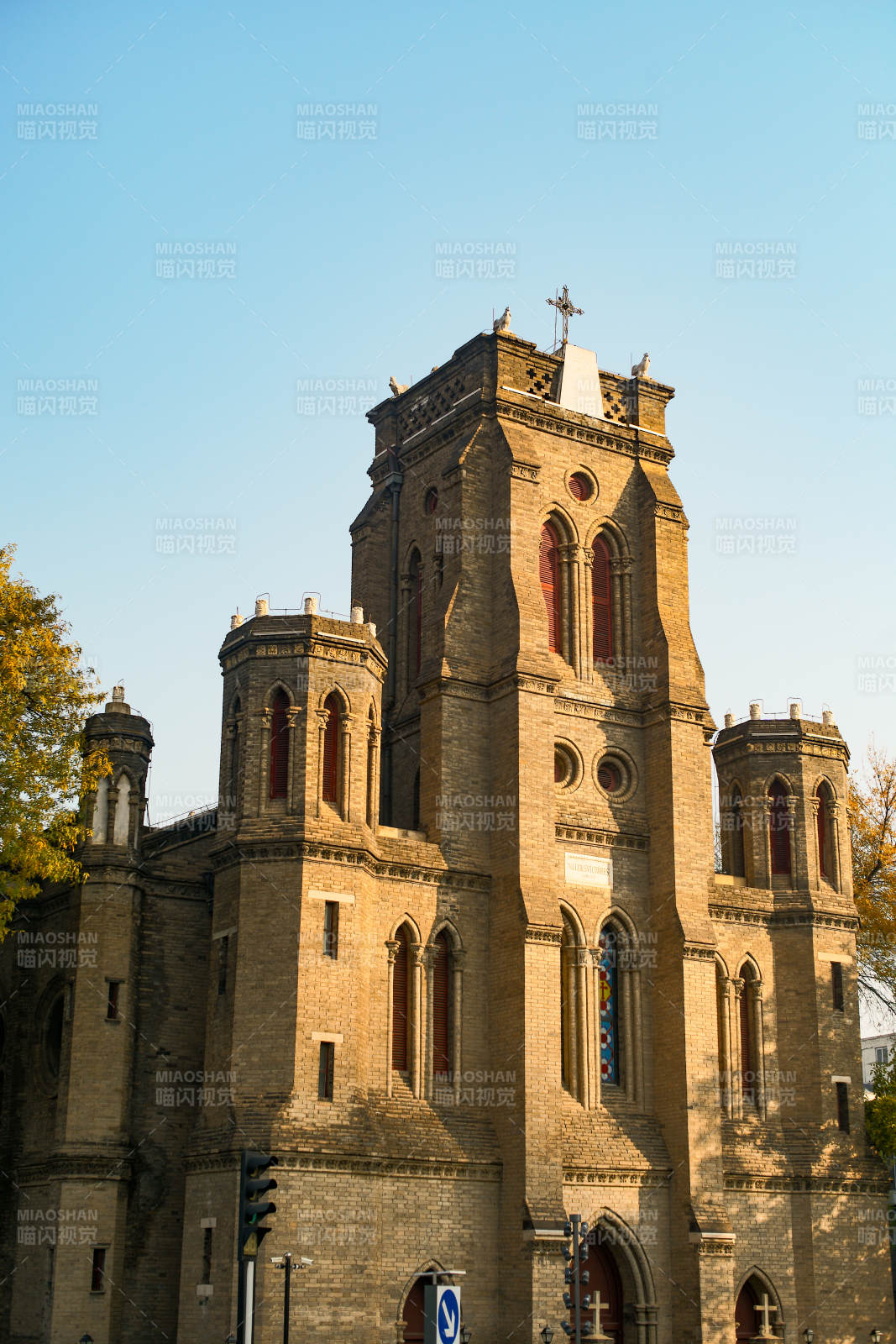 天津望海楼宏伟教堂矗立蓝天