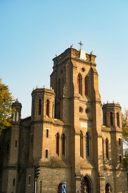 天津望海楼宏伟教堂矗立蓝天