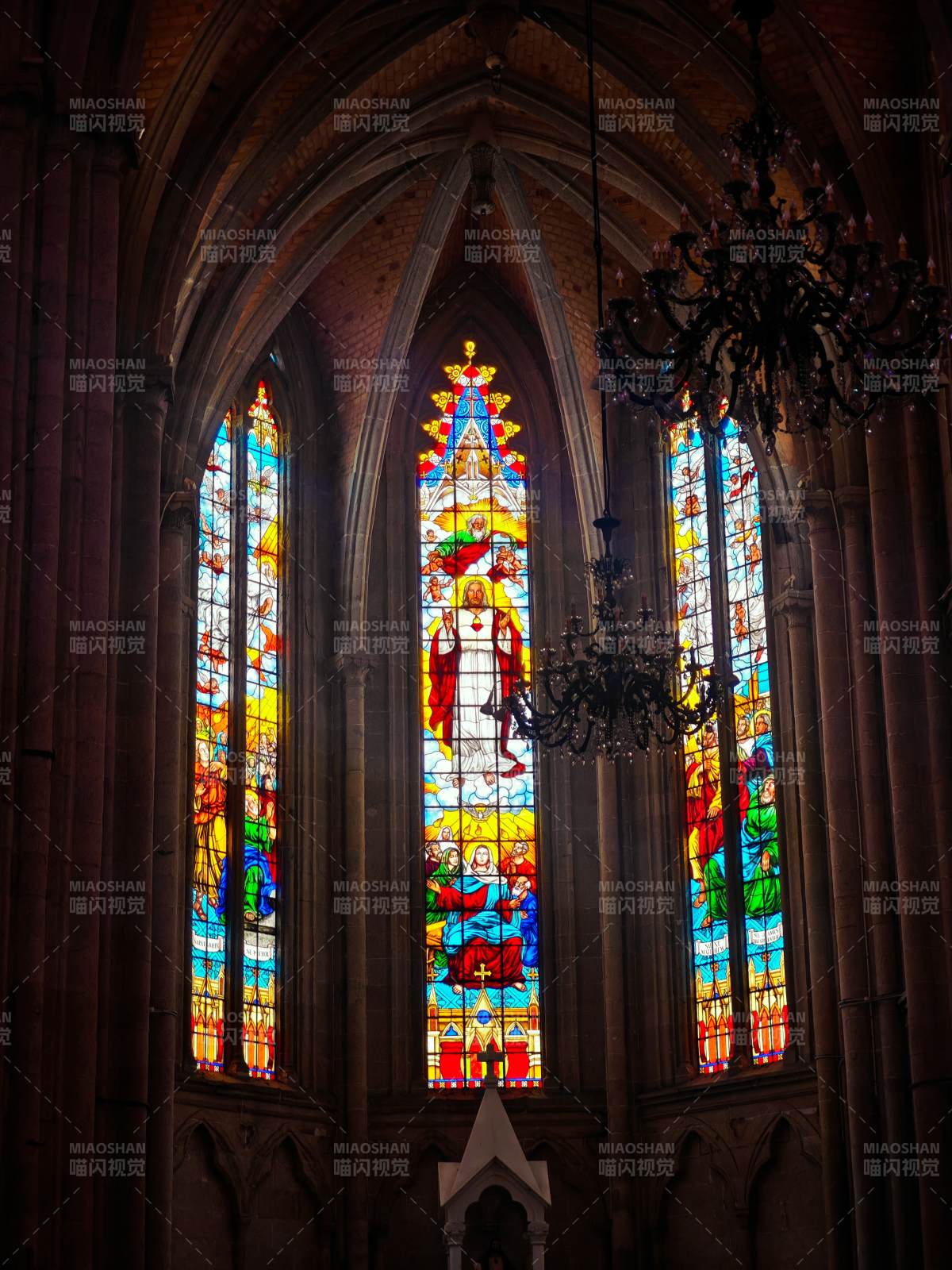 彩窗教堂光影