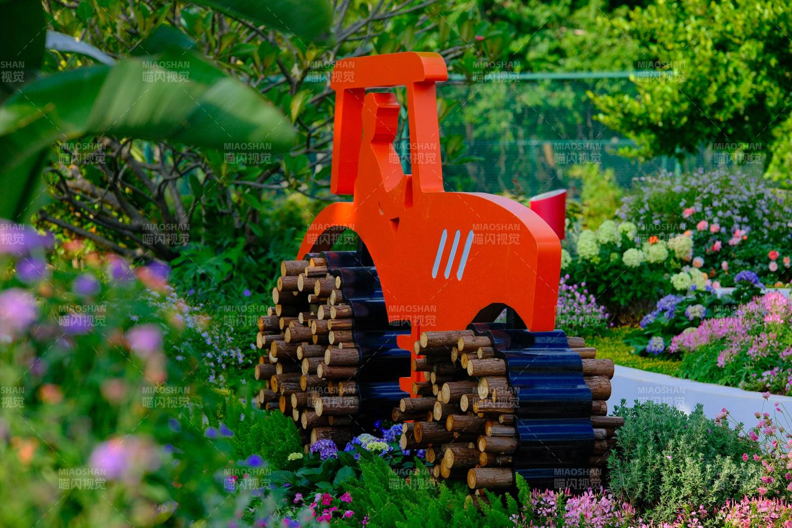 花園中的紅色拖拉機(jī)