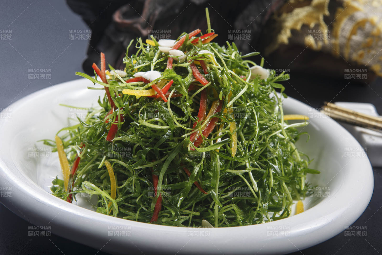 凉拌海鲜云松苗-摄影图