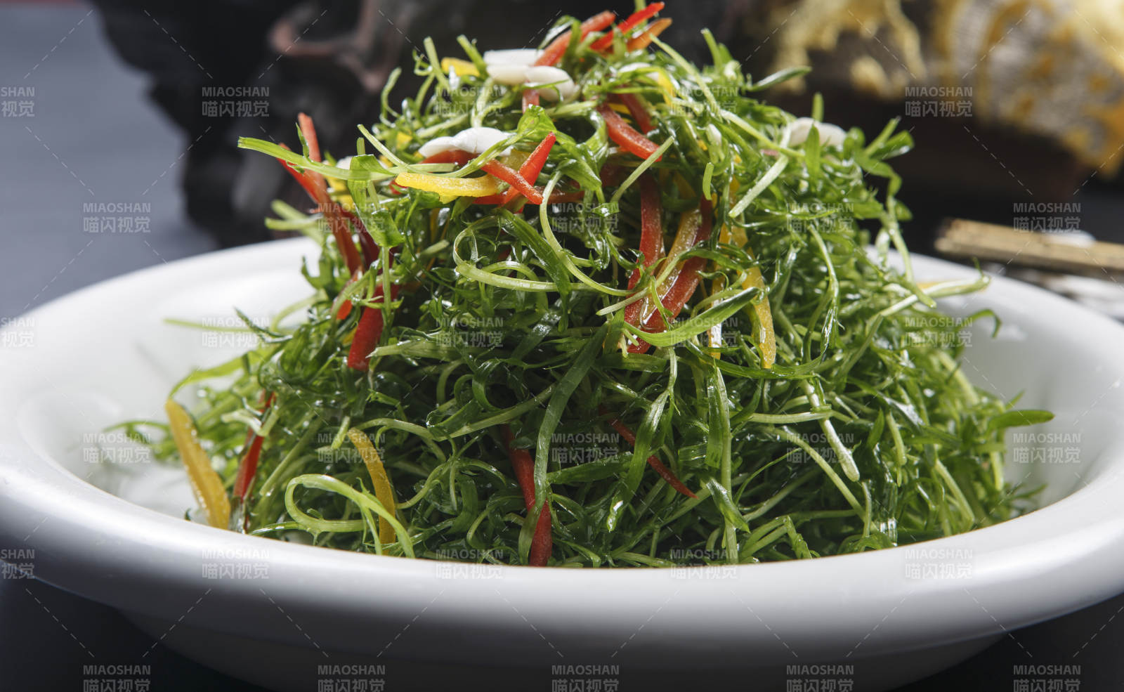 凉拌海鲜云松苗-摄影图