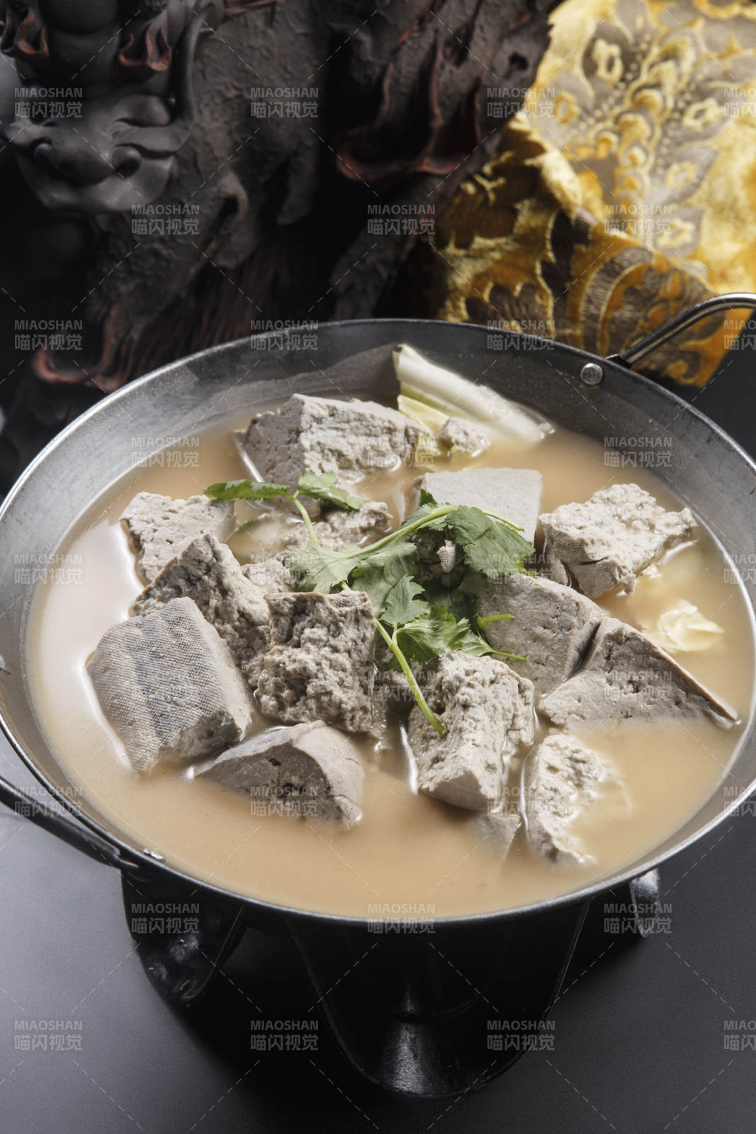 锅仔农家炖黑豆腐-摄影图