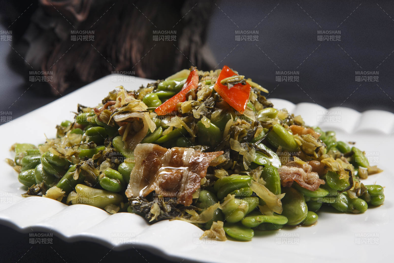 雪菜肉炒蚕豆-摄影图