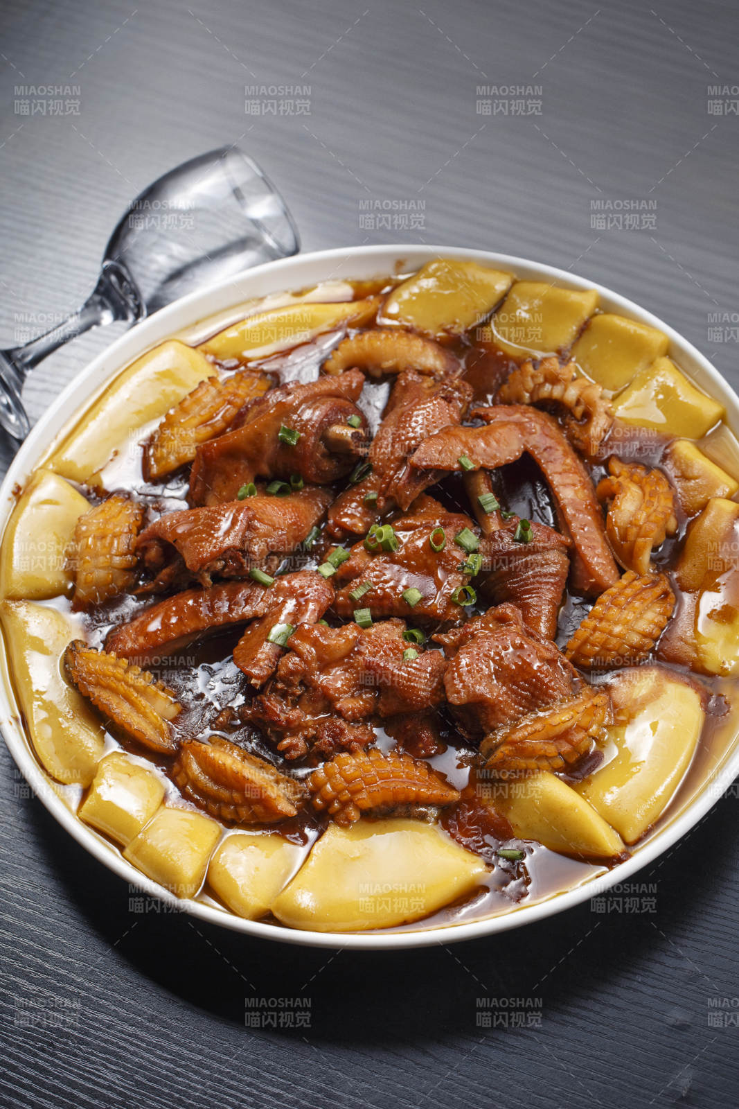 紅燜鮑魚雞翅煨黃面糕