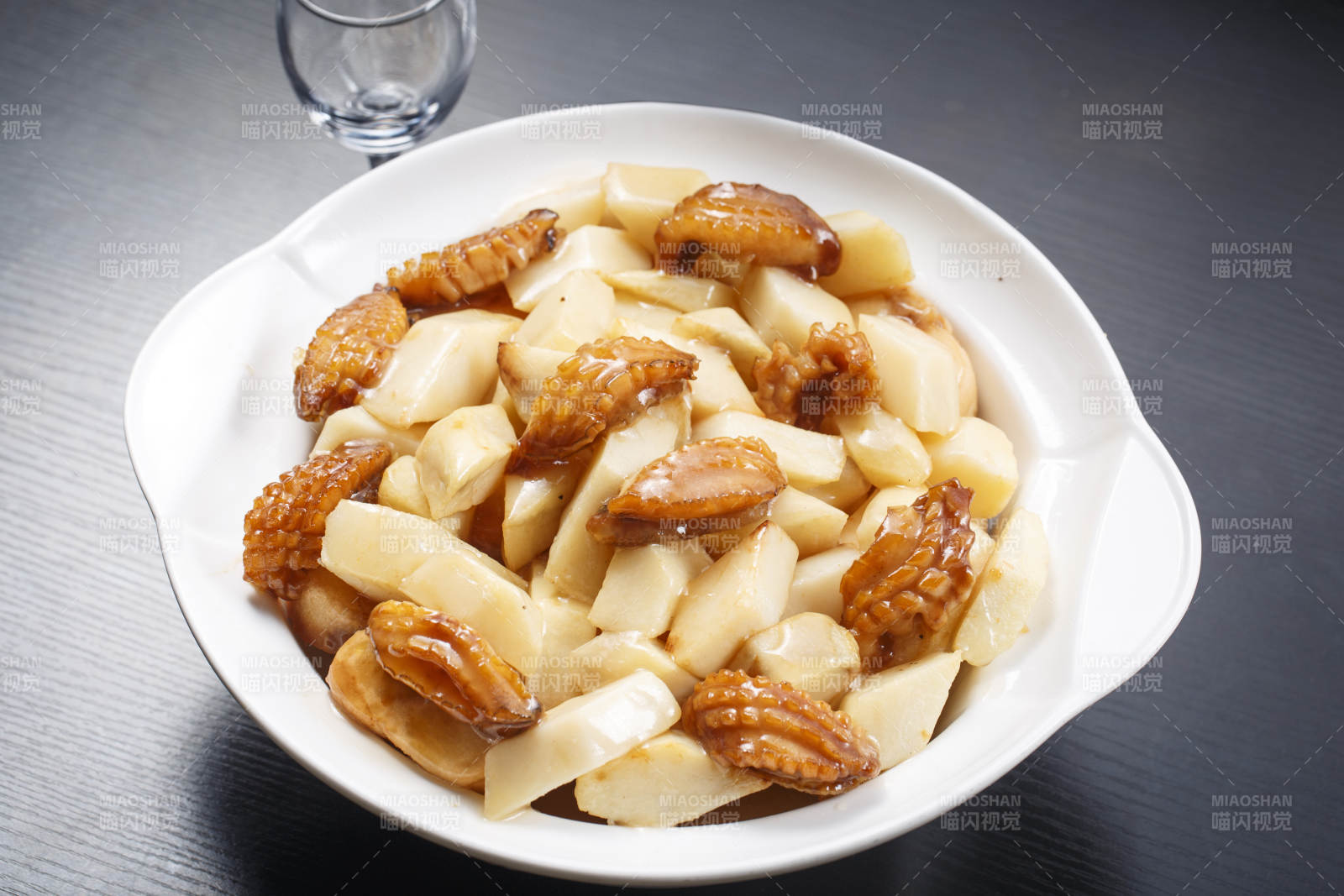 生啫荔浦芋頭土雞煲