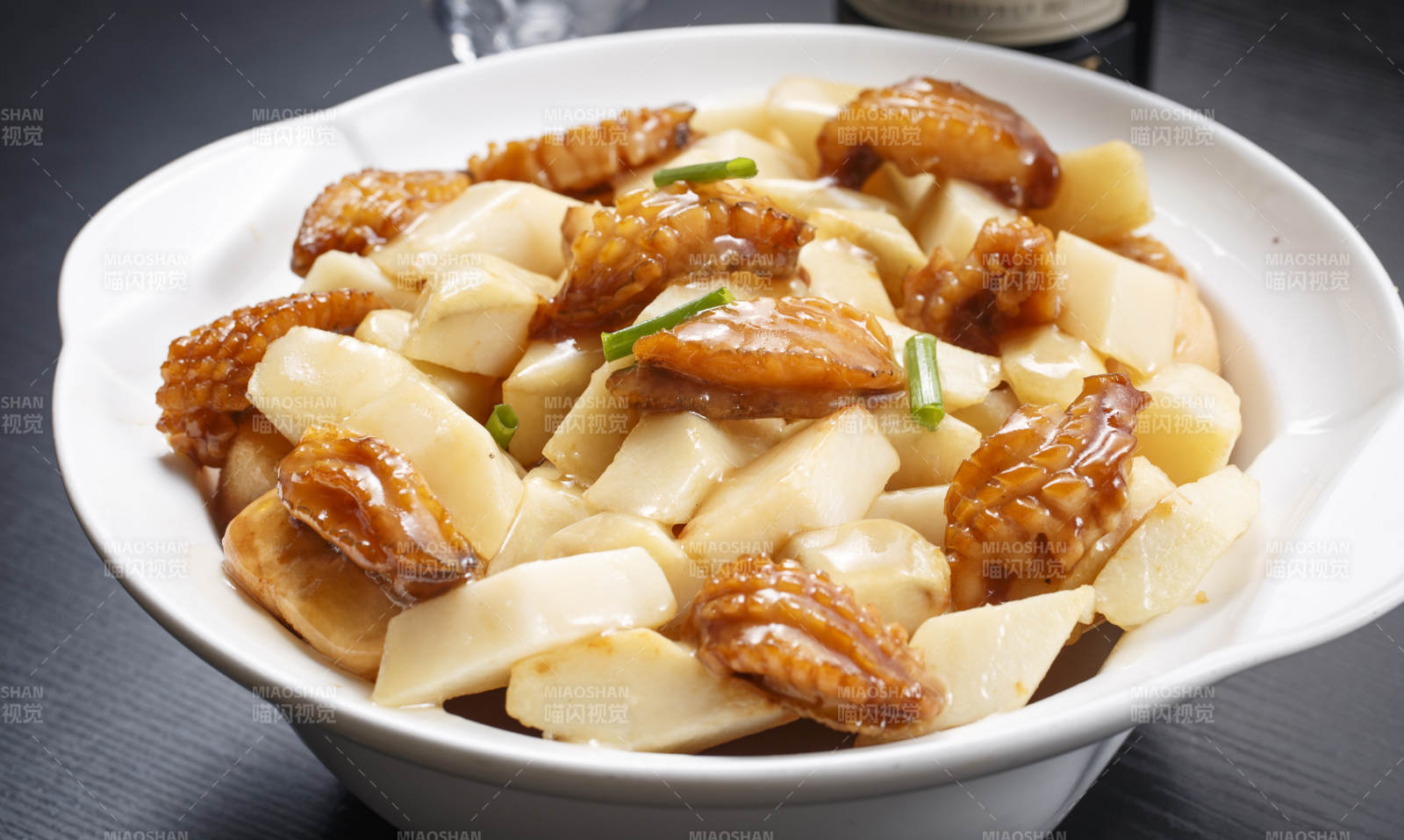 生啫荔浦芋頭土雞煲