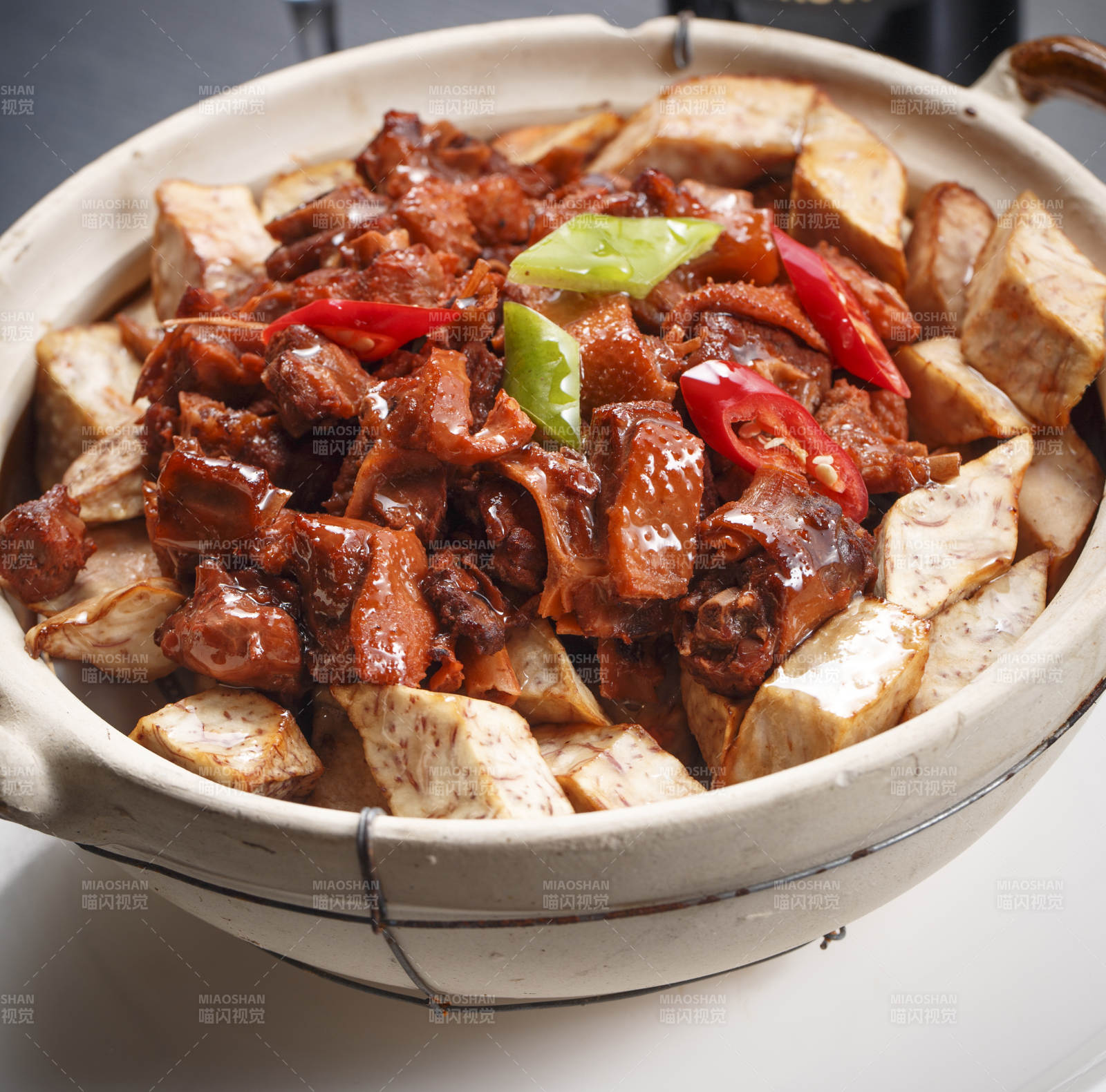 生啫荔浦芋頭土雞煲