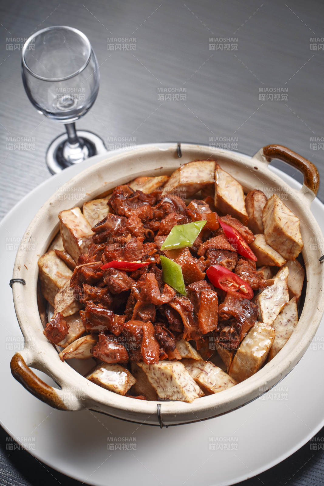 生啫荔浦芋頭土雞煲