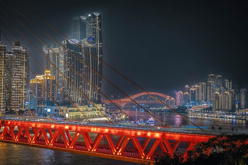 夜幕下的城市橋梁