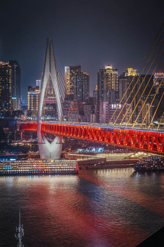 夜色中的紅色大橋