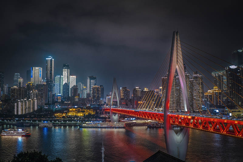 夜幕下的城市之橋