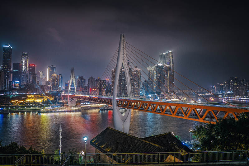 夜幕下的城市大橋