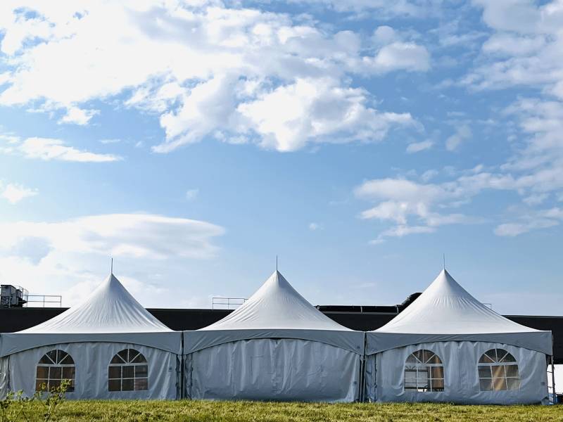 白色帐篷中聚餐