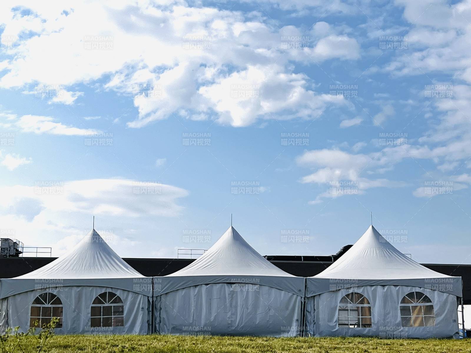 白色帐篷中聚餐