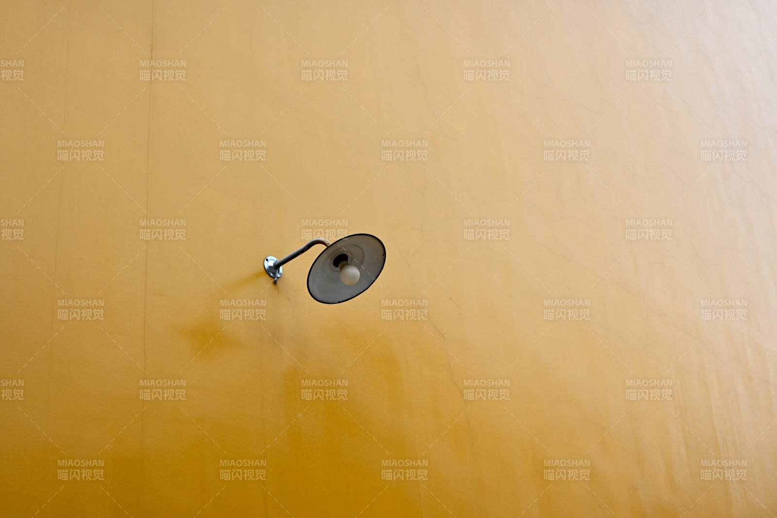 墙上灯 苏州寒山寺