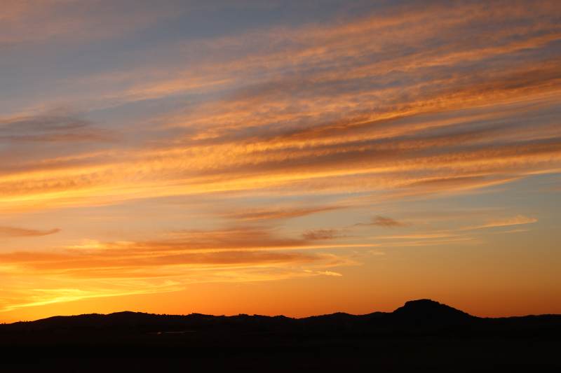夕陽西下 山影如墨