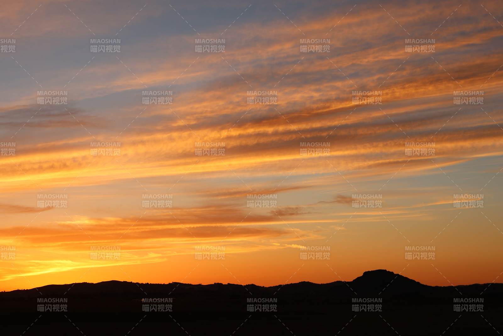 夕陽西下 山影如墨