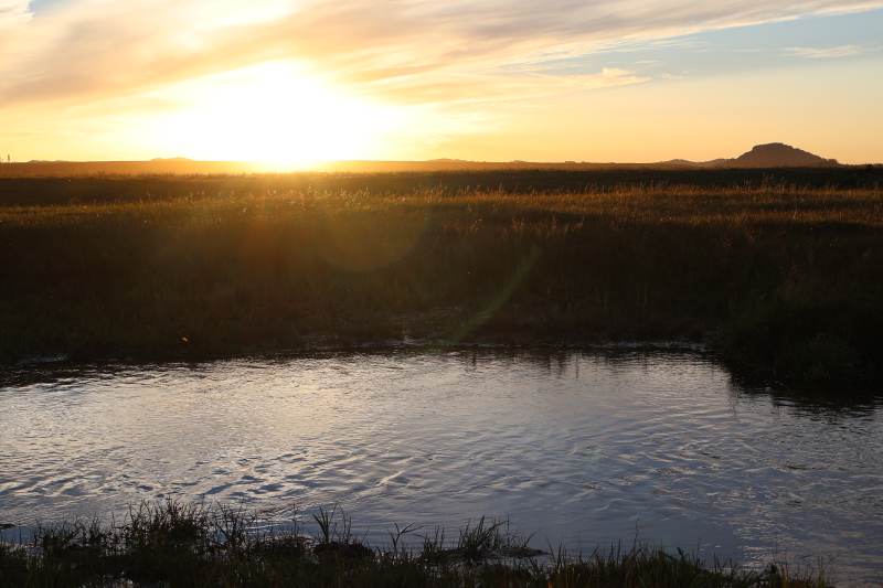 夕阳下的宁静湖面