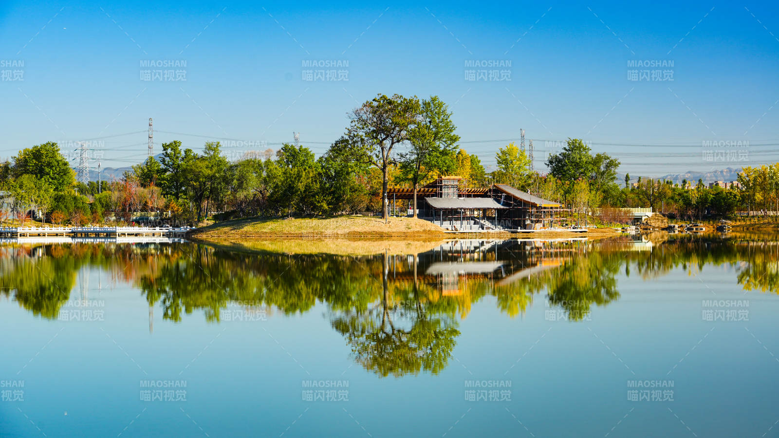 北京玉河湿地公园湖畔静谧风光