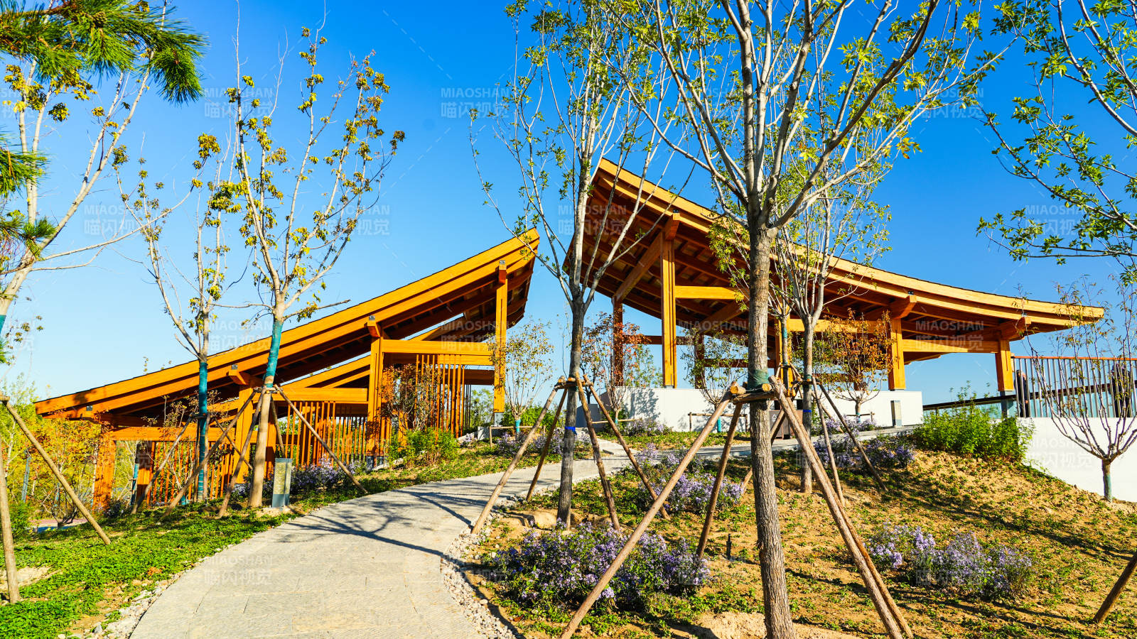 北京玉河濕地公園木屋花園小徑