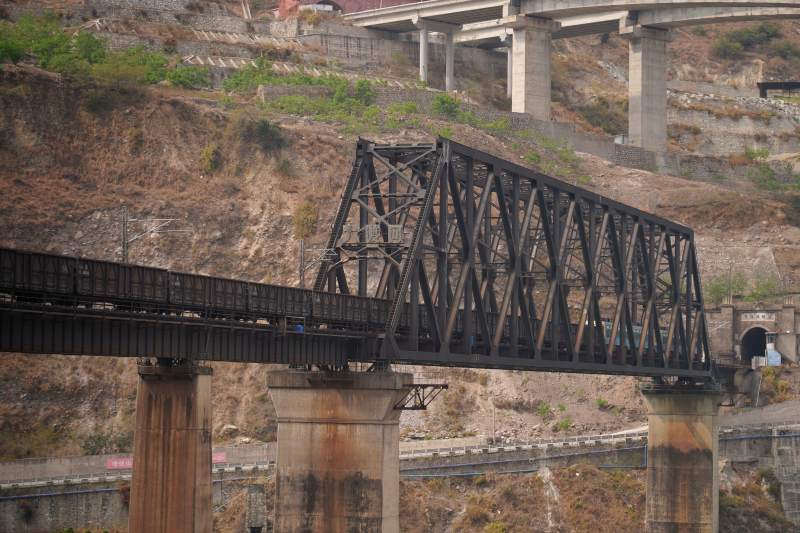 金口河大峡谷上的铁路桥