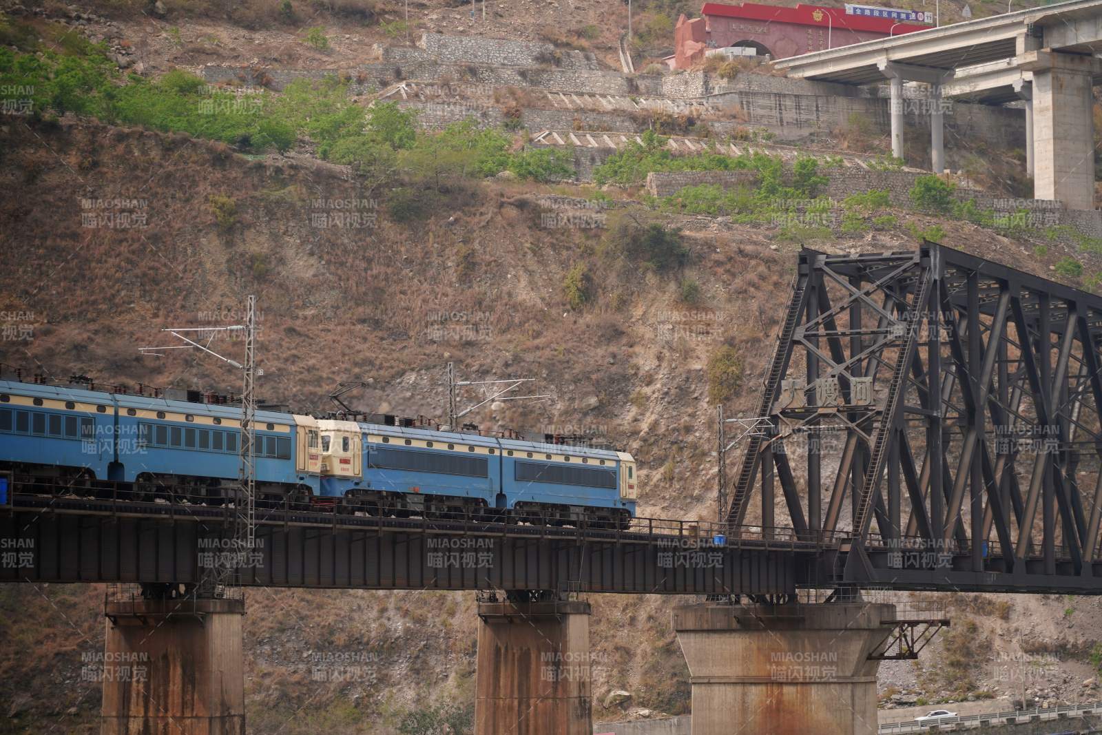 金口河大峡谷上的铁路桥