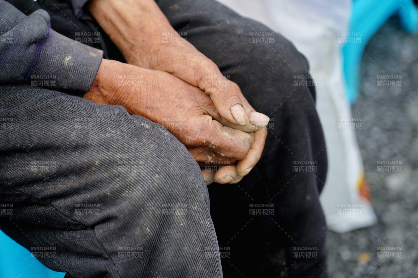老人紧握双手