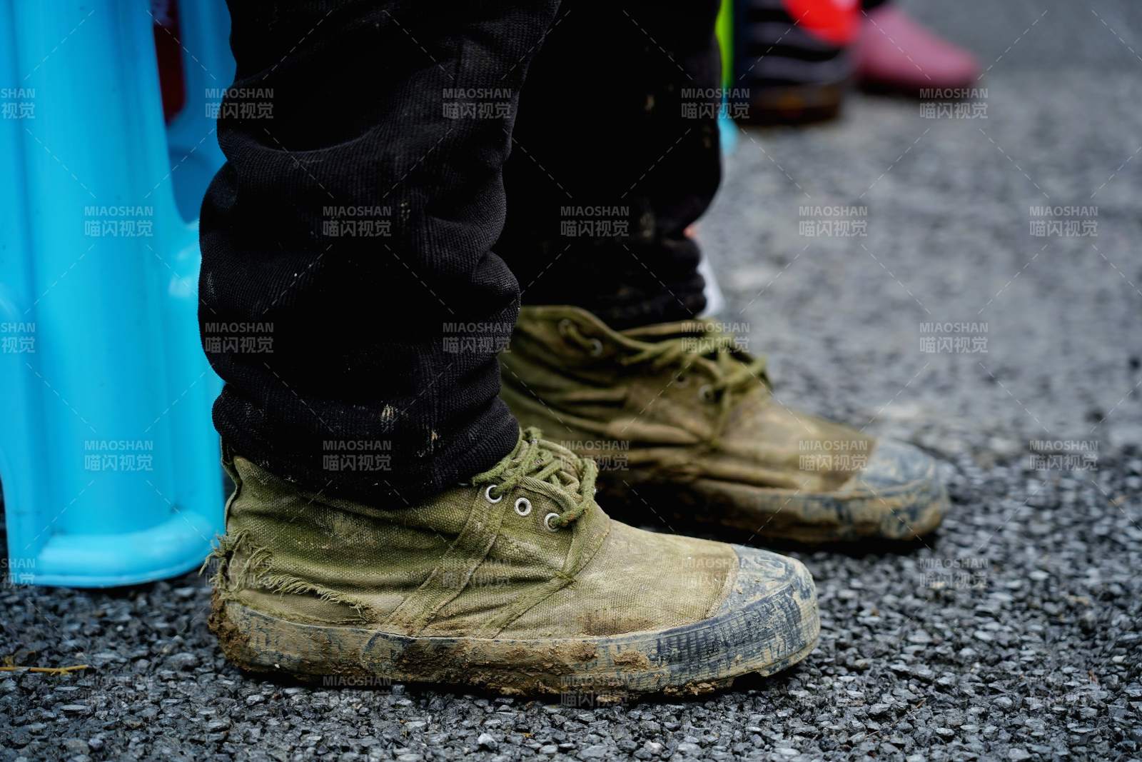 旧鞋上的岁月痕迹