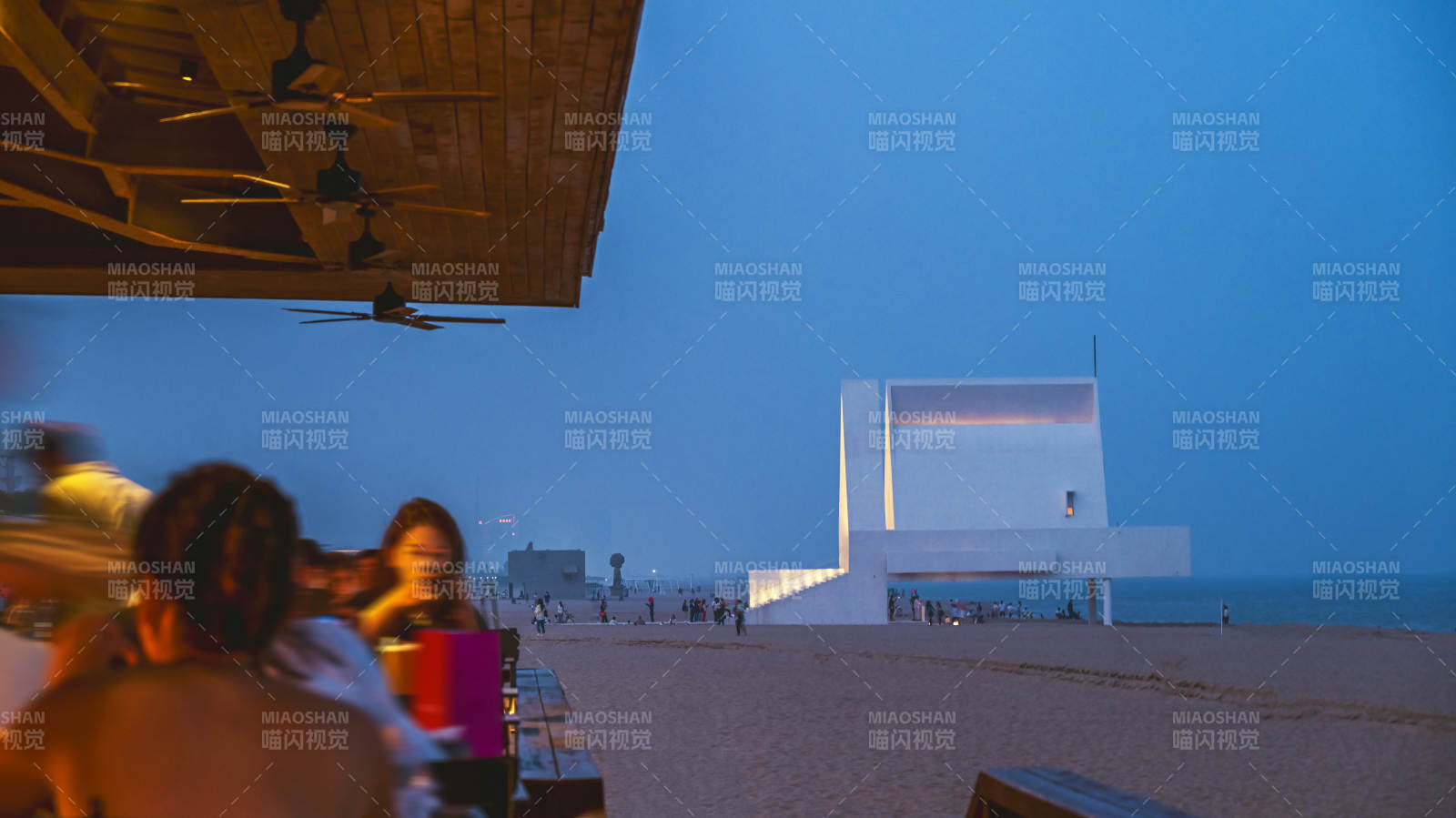 阿那亚海边现代建筑夜景