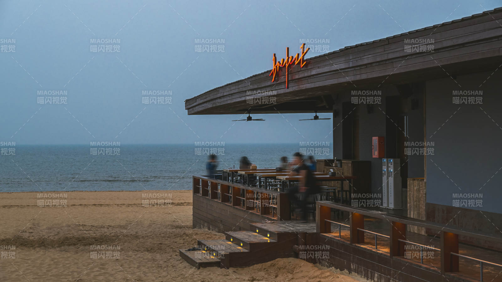 阿那亚海边酒吧夜景