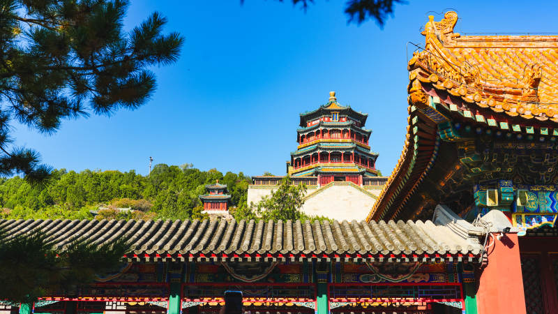 颐和园古寺塔影映蓝天