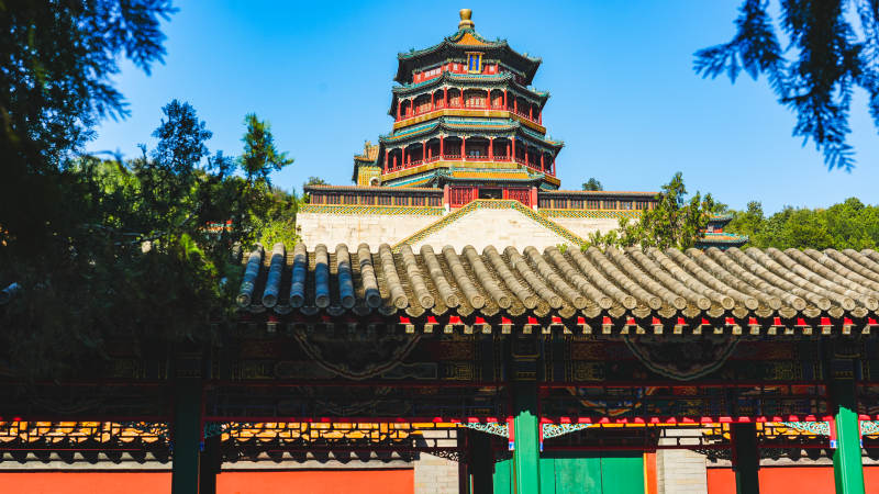 颐和园古塔映碧空