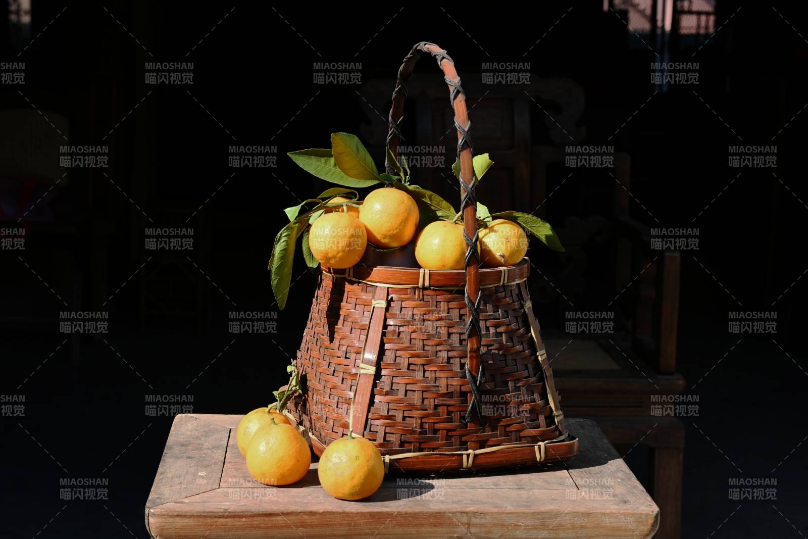 桔子篮子静物图