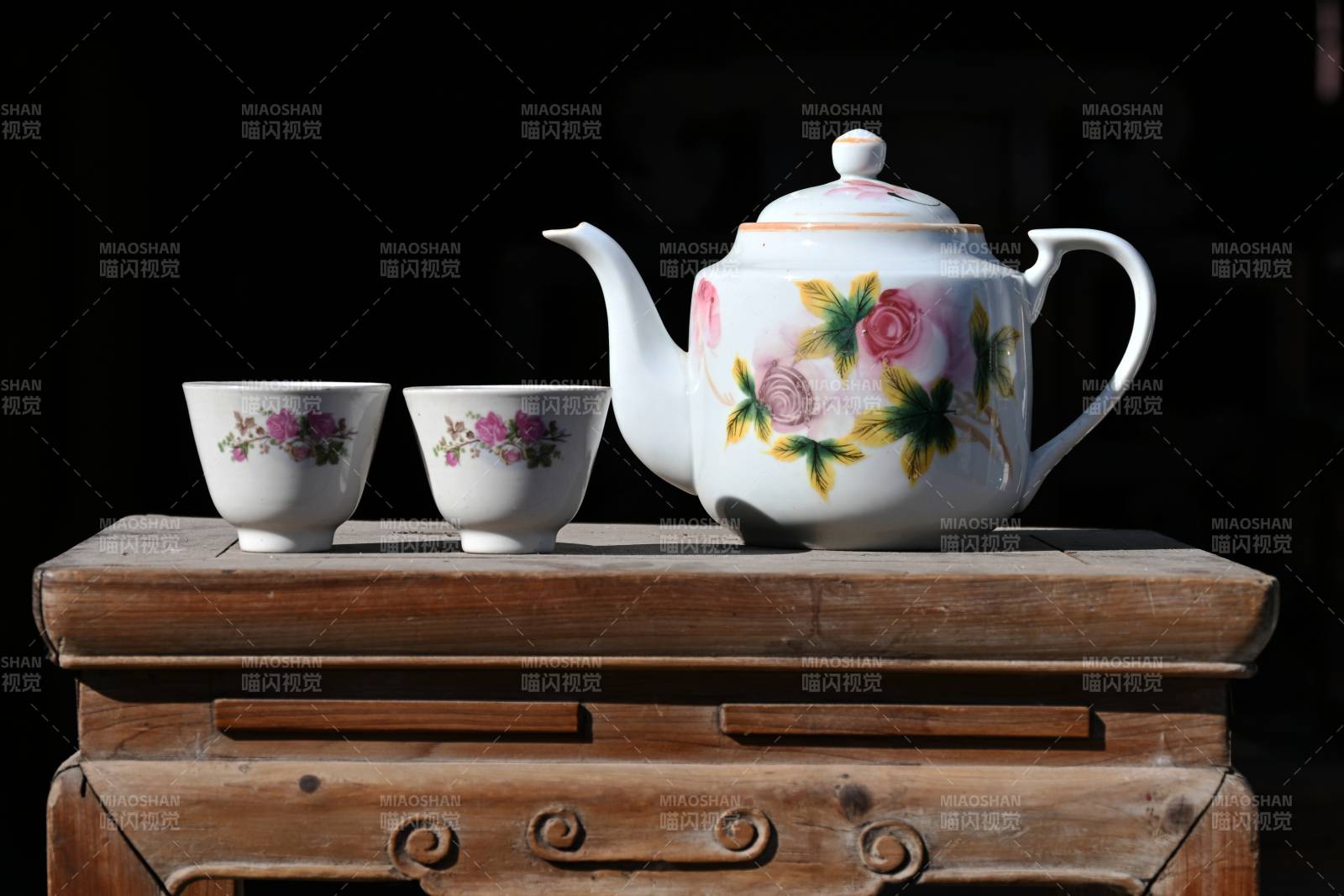 花茶具静置古木几