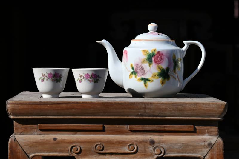 花茶具静置古木几